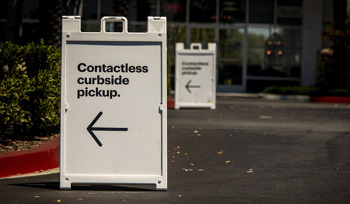B2C retailers with curbside pickup signs