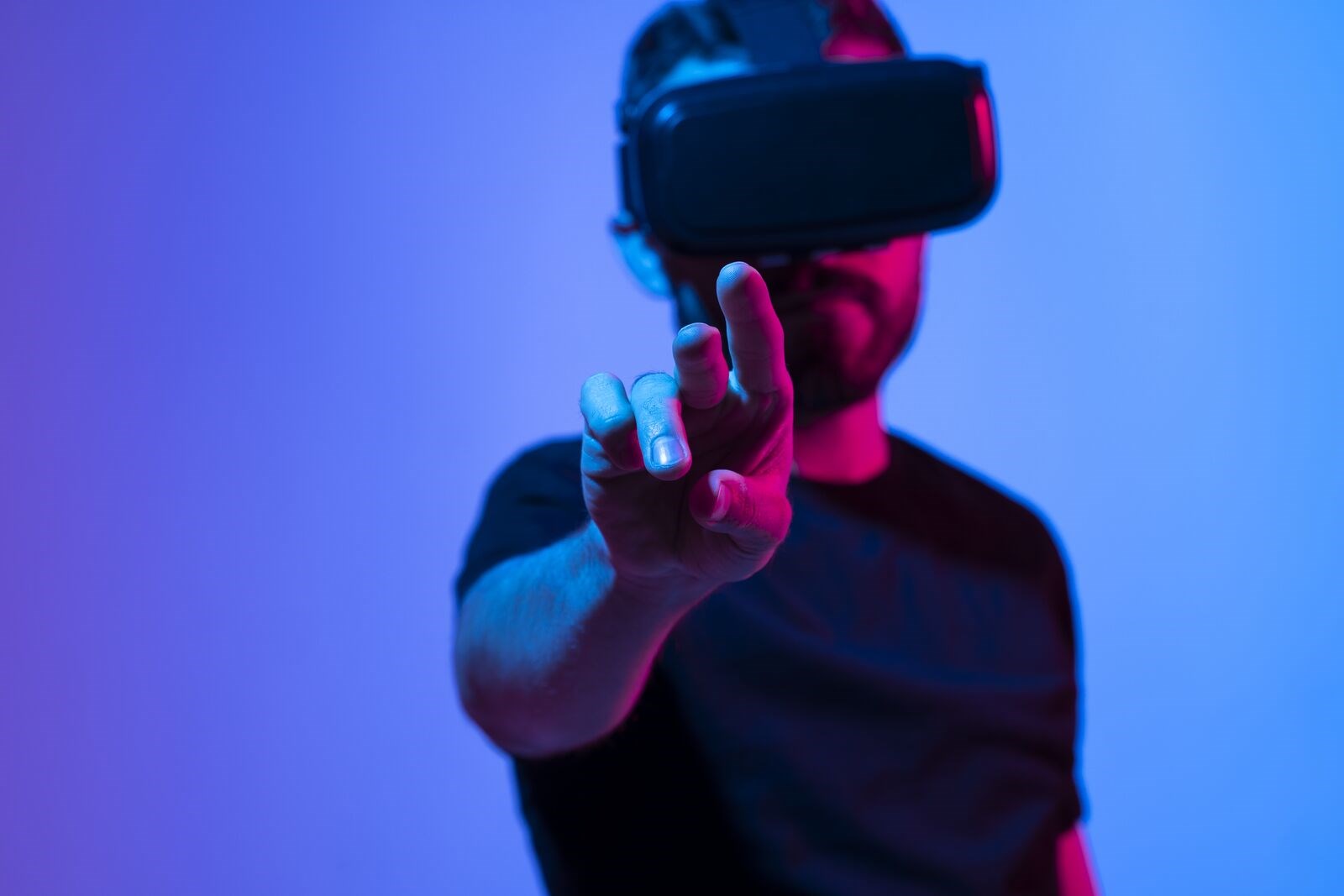 A man in a VR headset