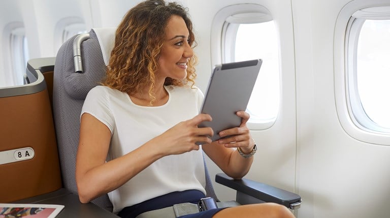 Lufthansa-Gast genießt Flug mit Tablet
