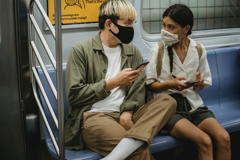 Un couple est assis dans un train