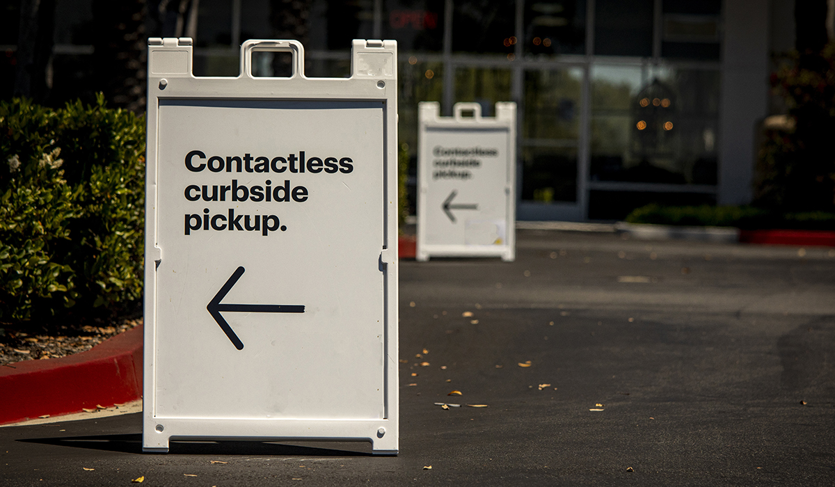 B2C retailers with curbside pickup signs