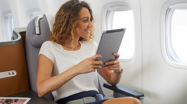 Lufthansa-Gast genießt Flug mit Tablet