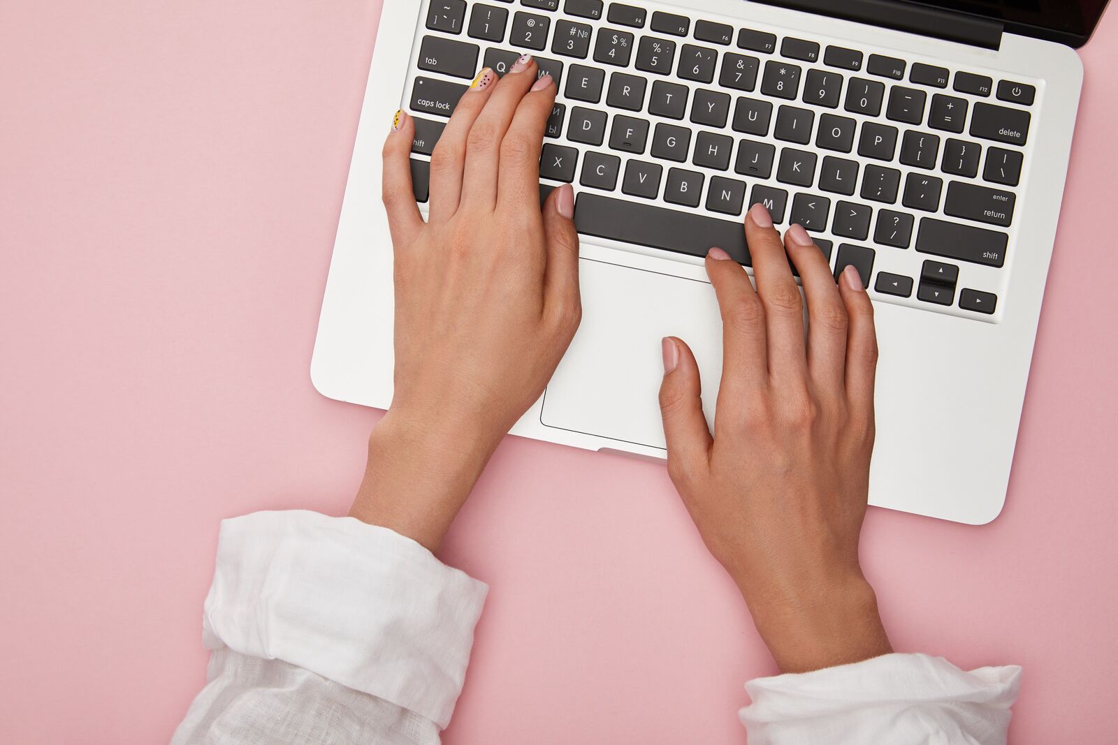 laptop-hand-woman.png